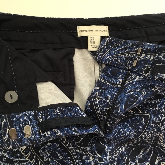 Adrienne Vittadini blue and white paisley print cotton stretch shorts - Picture 7 of 9